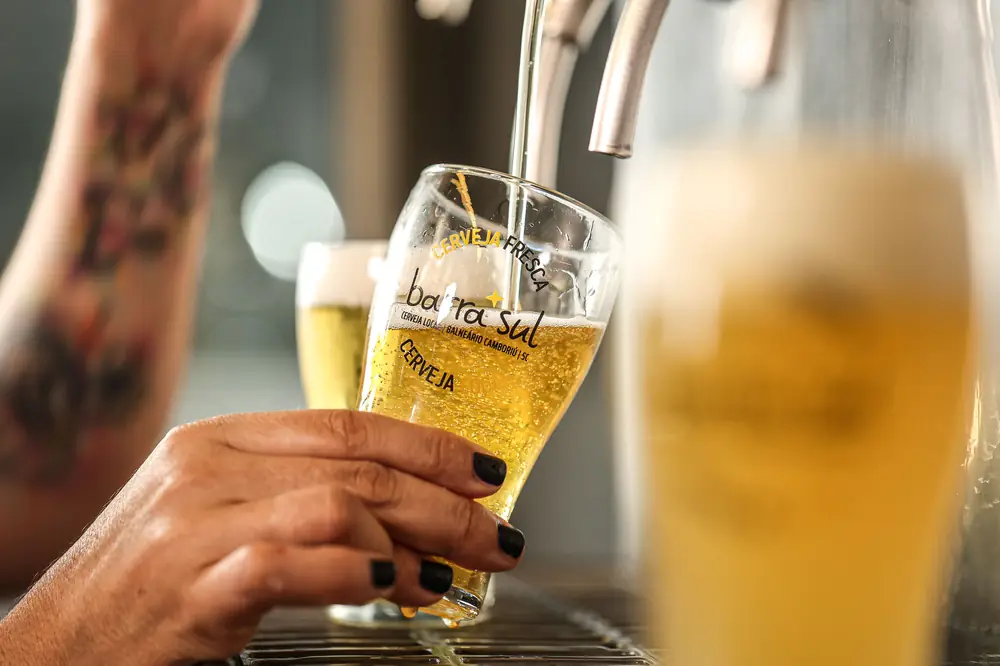 Chope Barra Sul sendo tirado na torneira do Bar da Fábrica